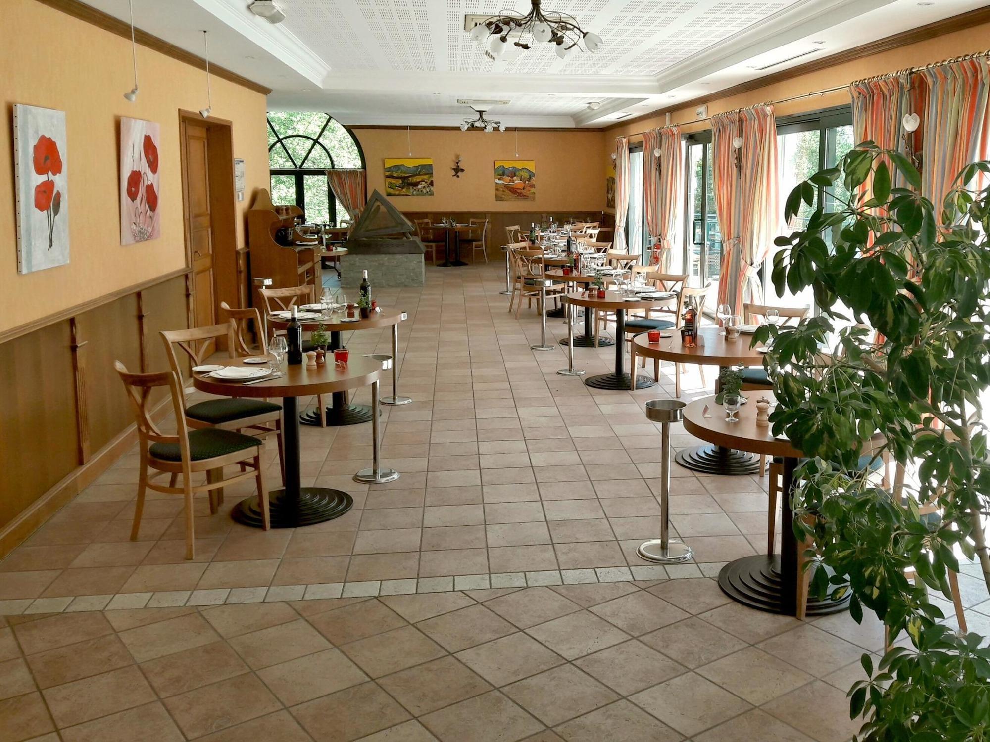 Logis Hotel - Restaurant Le Tulipier Vienne-le-Château Εξωτερικό φωτογραφία